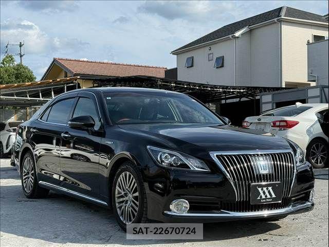 Toyota CROWN MAJESTA 2016-08 8561533-1