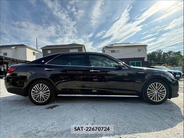 Toyota CROWN MAJESTA 2016-08 8561533-7