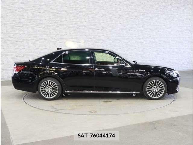 Toyota CROWN MAJESTA 2018-07 8561530-12