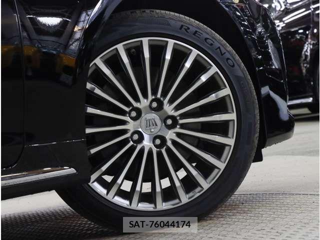 Toyota CROWN MAJESTA 2018-07 8561530-19