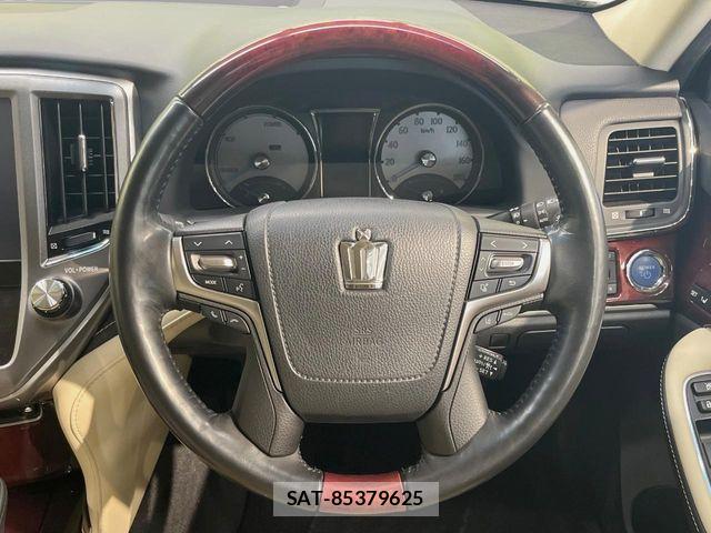 Toyota CROWN MAJESTA 2017-03 8741324-11