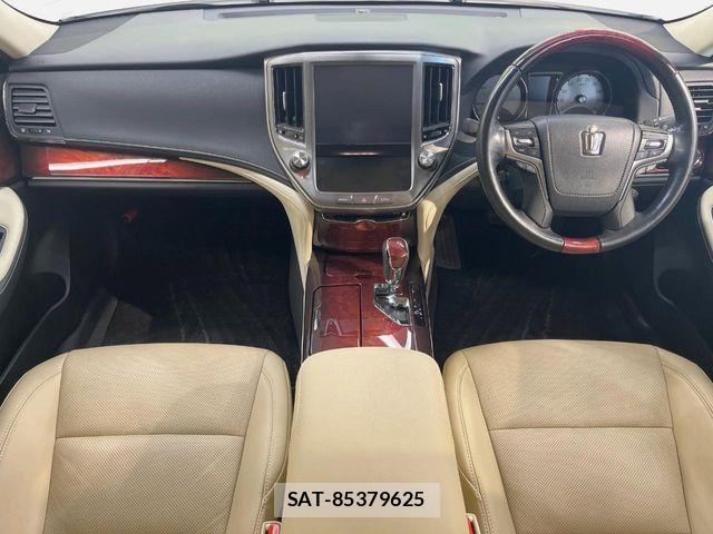 Toyota CROWN MAJESTA 2017-03 8741324-1