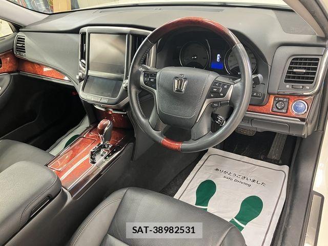 Toyota CROWN MAJESTA 2013-10 8795592-20
