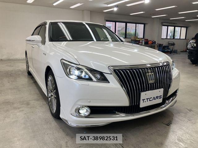 Toyota CROWN MAJESTA 2013-10 8795592-24