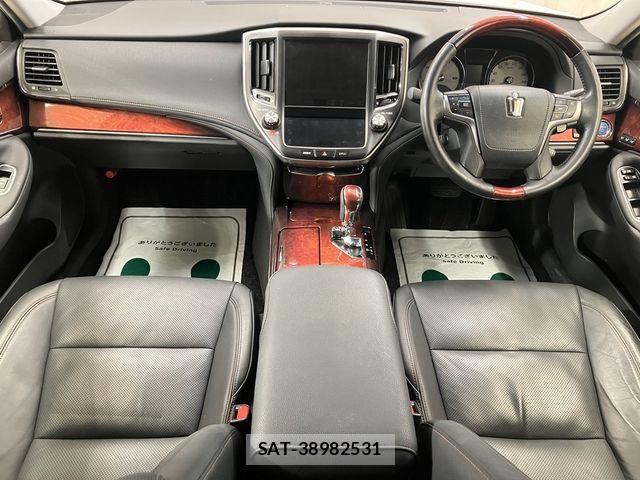 Toyota CROWN MAJESTA 2013-10 8795592-27