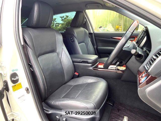 Toyota CROWN MAJESTA 2013-10 8828369-9