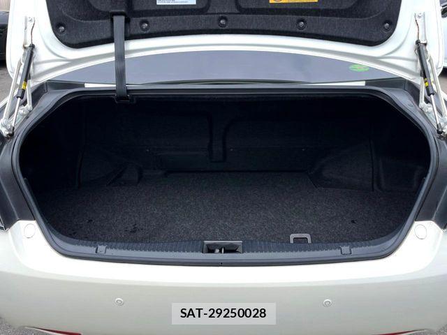 Toyota CROWN MAJESTA 2013-10 8828369-11