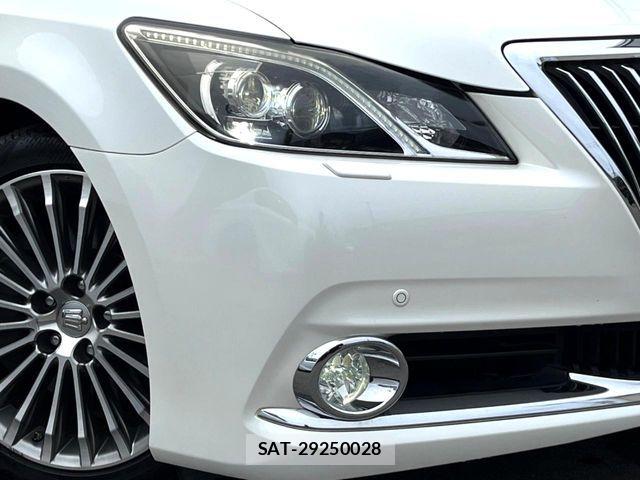 Toyota CROWN MAJESTA 2013-10 8828369-14