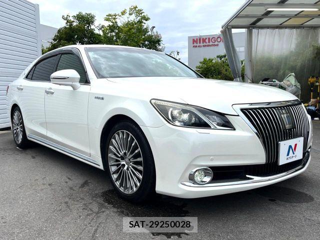 Toyota CROWN MAJESTA 2013-10 8828369-16