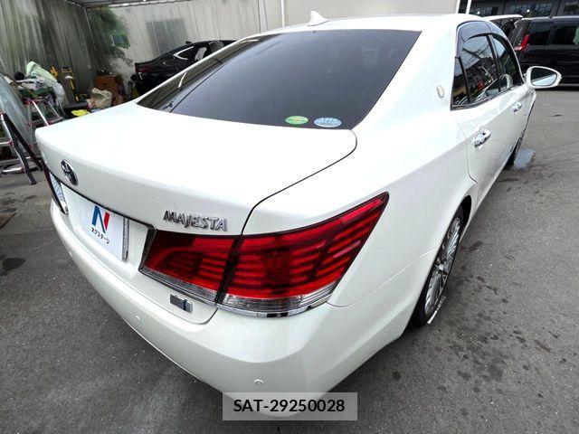 Toyota CROWN MAJESTA 2013-10 8828369-17