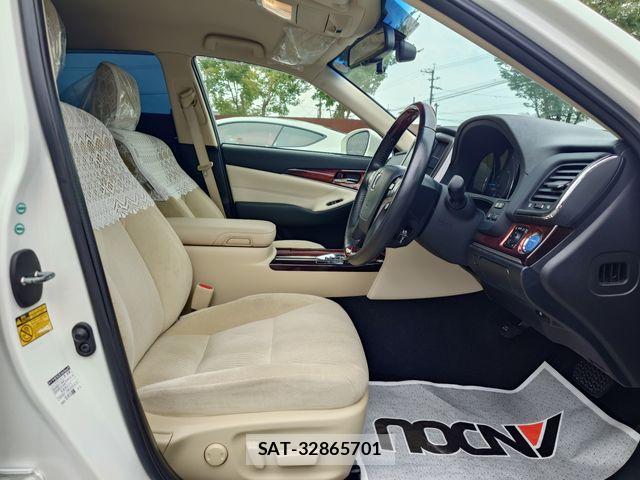 Toyota CROWN MAJESTA 2014-11 8848557-9