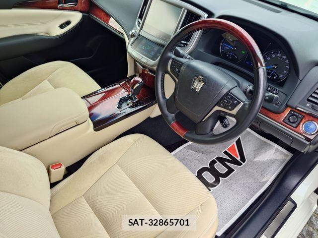 Toyota CROWN MAJESTA 2014-11 8848557-10