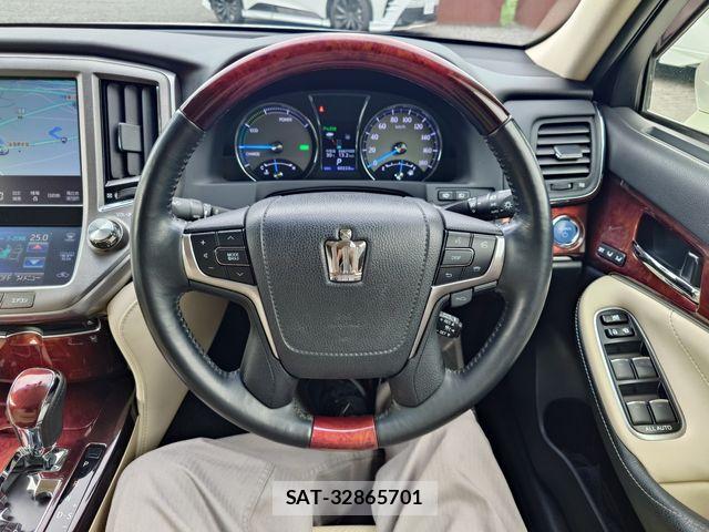 Toyota CROWN MAJESTA 2014-11 8848557-12