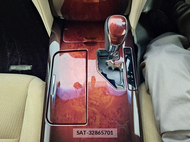 Toyota CROWN MAJESTA 2014-11 8848557-17
