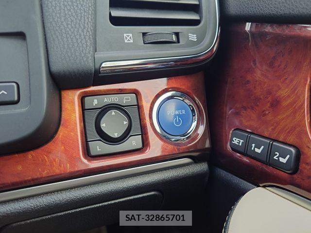 Toyota CROWN MAJESTA 2014-11 8848557-18