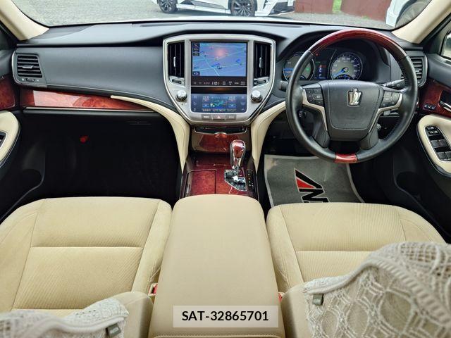 Toyota CROWN MAJESTA 2014-11 8848557-8