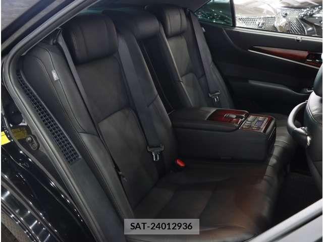 Toyota CROWN MAJESTA 2013-11 8879218-19
