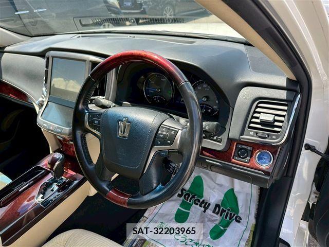 Toyota CROWN MAJESTA 2015-03 1136956-13