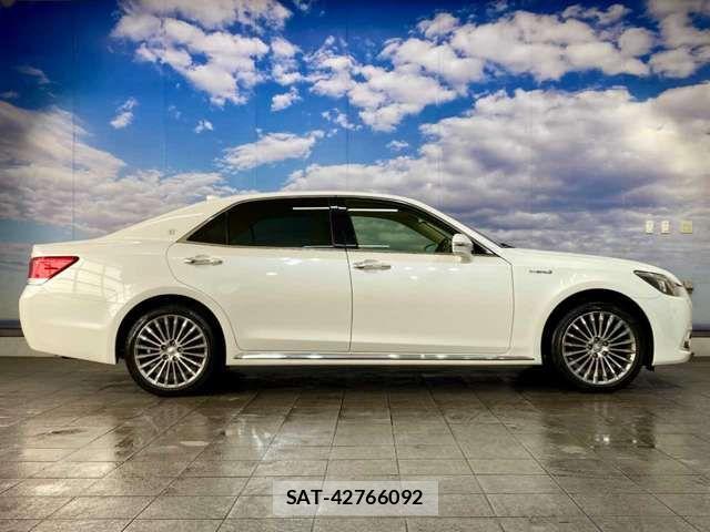 Toyota CROWN MAJESTA 2017-10 8354209-18