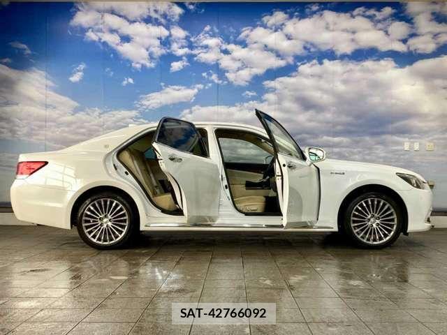 Toyota CROWN MAJESTA 2017-10 8354209-19