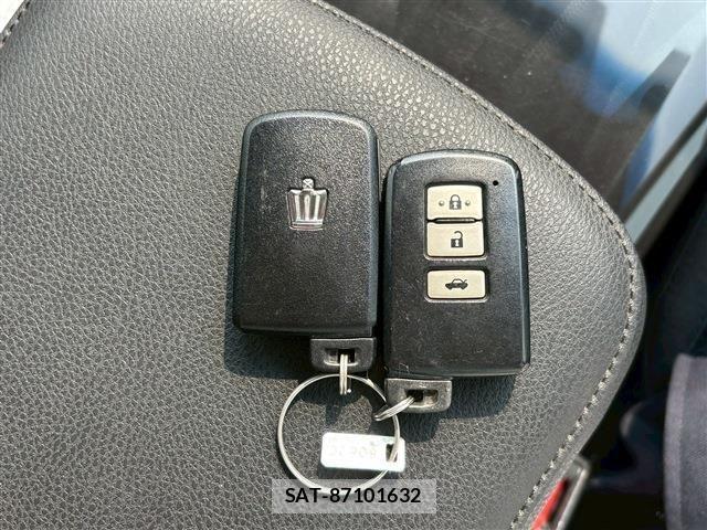 Toyota CROWN SEDAN 2015-02 1121661-28