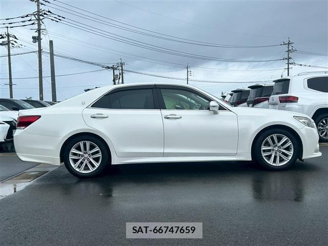 Toyota CROWN SEDAN 2014-08 1205884-9