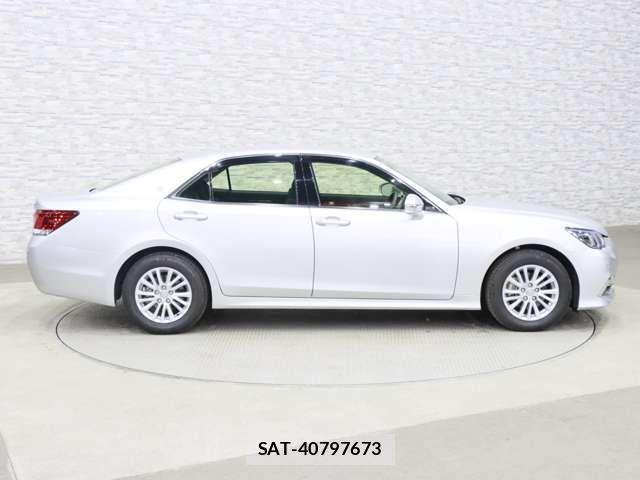Toyota CROWN SEDAN 2017-08 1931313-12