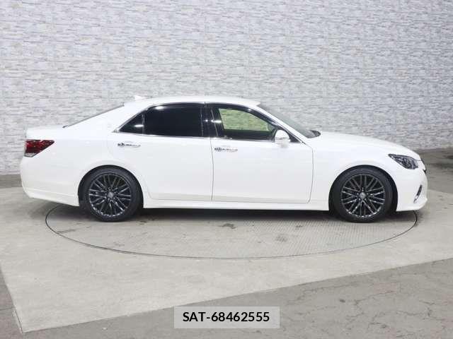 Toyota CROWN SEDAN 2015-11 2099010-13