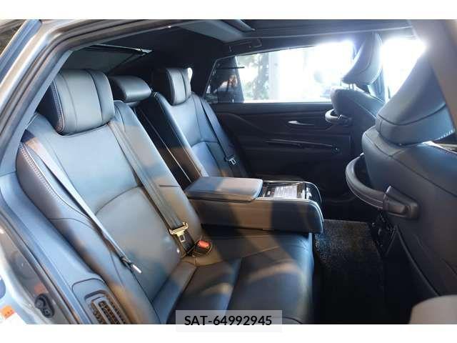Toyota CROWN SEDAN 2024-02 3013885-18