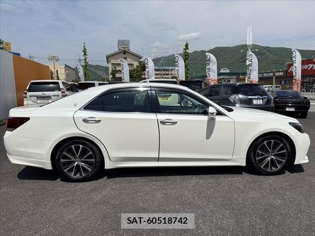 Toyota CROWN SEDAN 2017-04 6611198-11