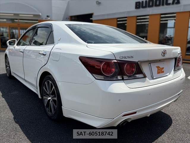 Toyota CROWN SEDAN 2017-04 6611198-12