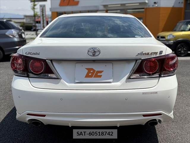 Toyota CROWN SEDAN 2017-04 6611198-13