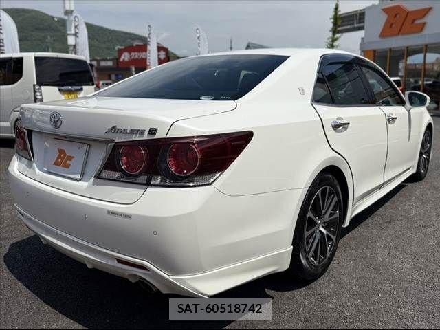 Toyota CROWN SEDAN 2017-04 6611198-14