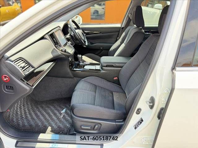 Toyota CROWN SEDAN 2017-04 6611198-16
