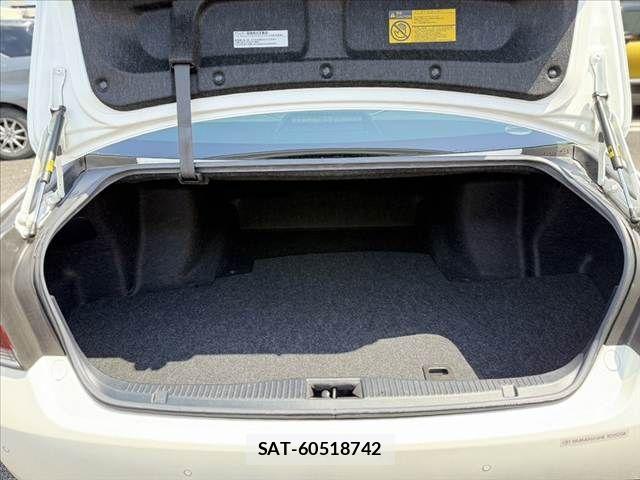 Toyota CROWN SEDAN 2017-04 6611198-18