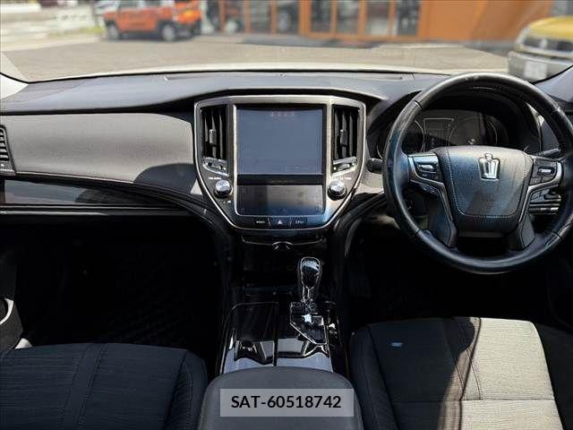 Toyota CROWN SEDAN 2017-04 6611198-1