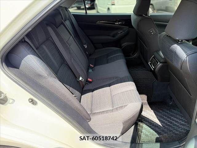 Toyota CROWN SEDAN 2017-04 6611198-19