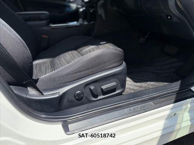 Toyota CROWN SEDAN 2017-04 6611198-20