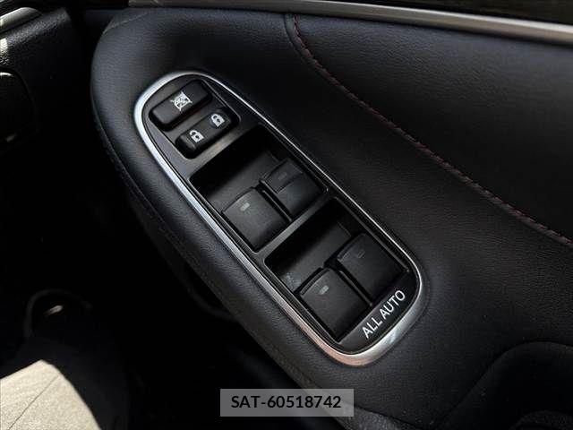 Toyota CROWN SEDAN 2017-04 6611198-21