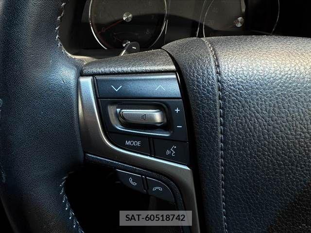 Toyota CROWN SEDAN 2017-04 6611198-23