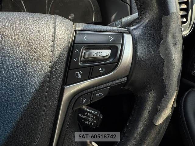 Toyota CROWN SEDAN 2017-04 6611198-24
