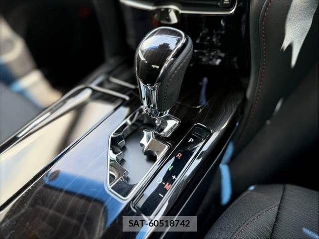 Toyota CROWN SEDAN 2017-04 6611198-27