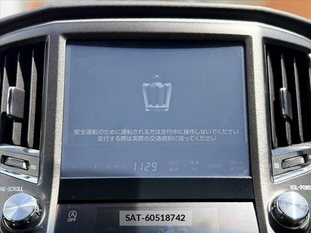 Toyota CROWN SEDAN 2017-04 6611198-2
