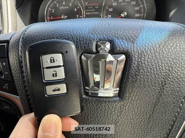 Toyota CROWN SEDAN 2017-04 6611198-3