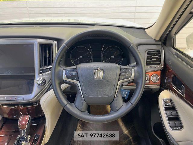Toyota CROWN SEDAN 2014-02 6715915-11