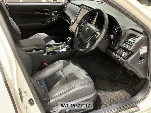 Toyota CROWN SEDAN 2017-04 6790807-23