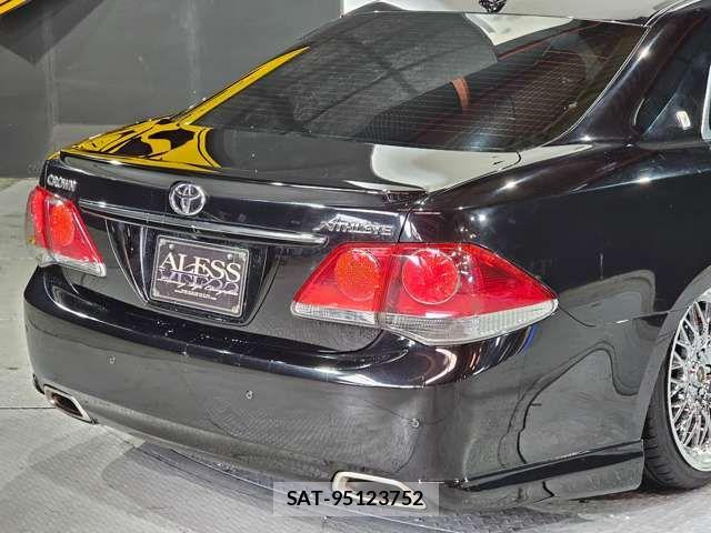 Toyota CROWN SEDAN 2011-03 6814376-14
