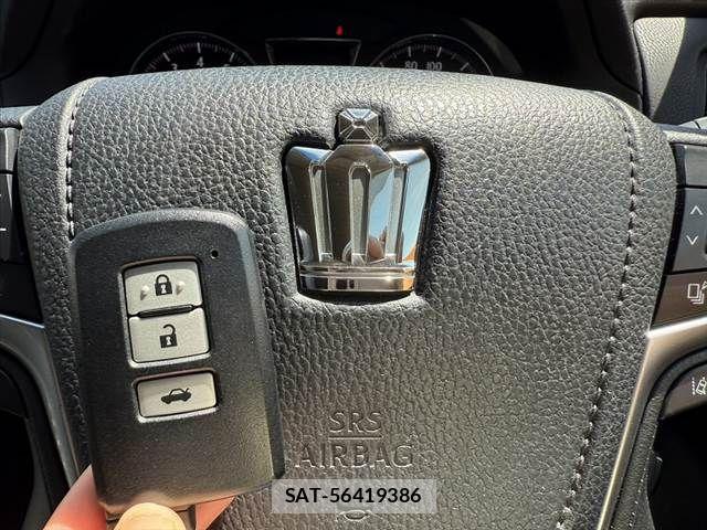 Toyota CROWN SEDAN 2017-01 6814372-3