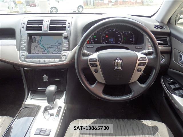 Toyota CROWN SEDAN 2012-04 7058043-25