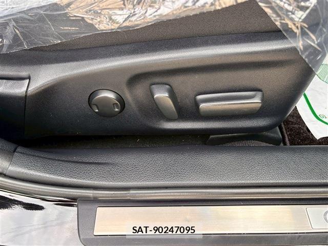 Toyota CROWN SEDAN 2017-07 7332685-18